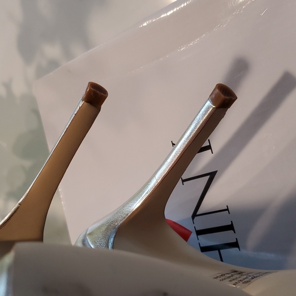 Gorgeous Silver pump! - Picture 8 of 17